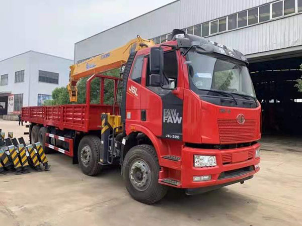 国六解放前四后八随车吊