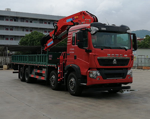 重汽豪沃35吨折臂随车吊