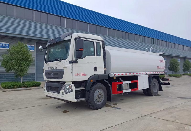 程力专用车国六重汽豪沃15方食用油运输车